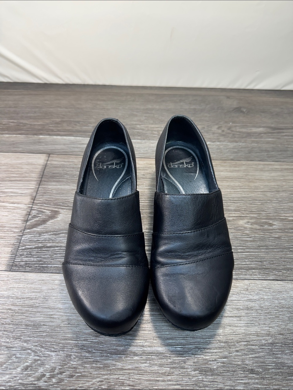 Dansko Black Slip-On Leather clogs woman’s SZ 37 (h25)